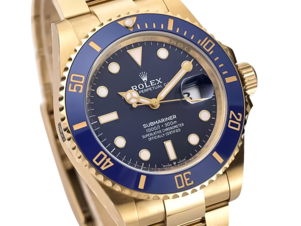 Submariner Date Yellow Gold with Blue Dial (40mm), featuring a unidirectional blue bezel and luminous hour markers.