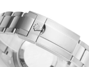 Close-up of the stainless steel clasp on the GMT-Master II ‘Pepsi’ with Meteorite Dial, featuring logo engraving.