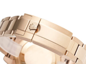 Close-up of the clasp of the GMT-Master II Rose Gold ‘Root Beer’ (40mm) watch, showcasing its polished rose gold finish.