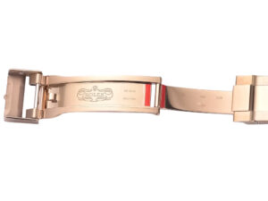 Close-up of the watch clasp in rose gold, showcasing the engraved branding on the Cosmograph Daytona Oysterflex strap.