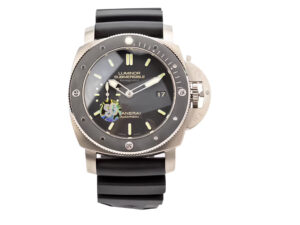 Luminor Submersible 1950 Amagnetic 3 Days Automatic Titanio with black dial, luminous markers, and black strap.