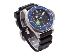 Luminor Submersible 42 3 Days Automatic ‘Azzurro’ watch with stainless steel case, blue ceramic bezel, black rubber strap.