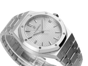 Royal Oak Stainless Steel with Silver Dial (41mm) – 15500 featuring a hexagonal bezel and integrated bracelet.