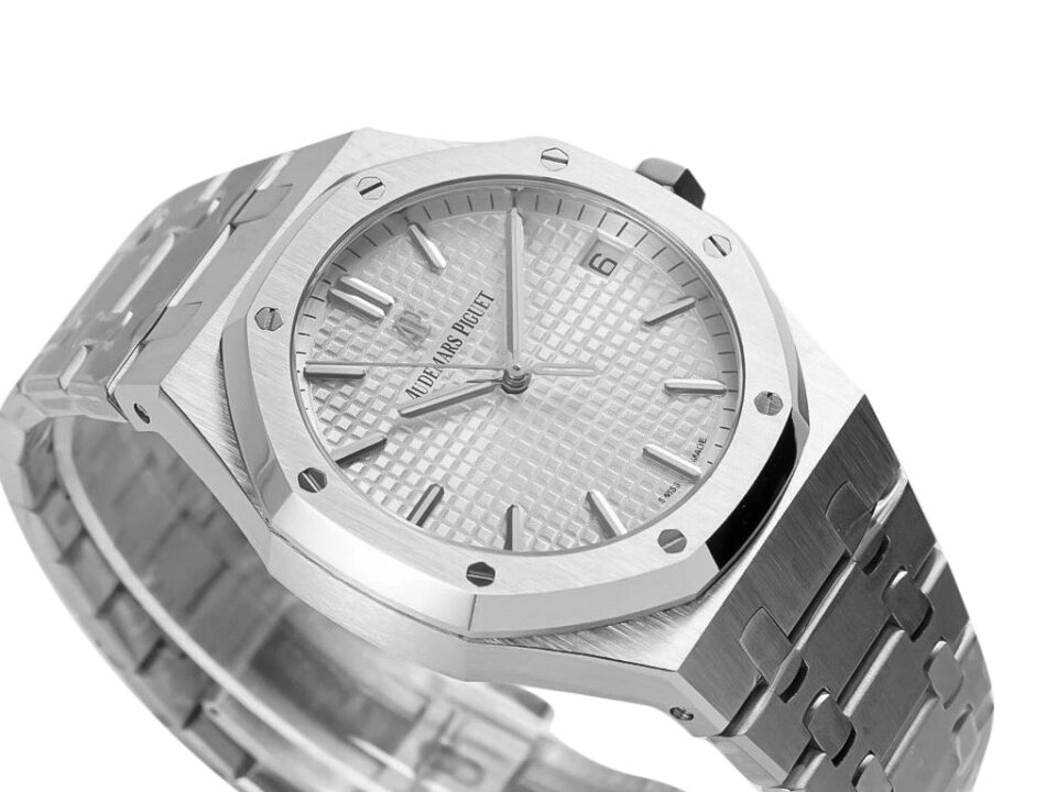 Royal Oak Stainless Steel with Silver Dial (41mm) – 15500 featuring a hexagonal bezel and integrated bracelet.