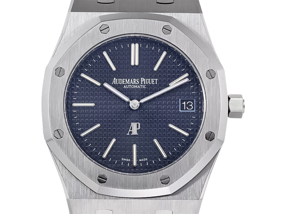 Royal Oak ‘Jumbo Extra-Thin’ Stainless Steel with a 39mm case, blue detailed dial, and date display at 3 o’clock.