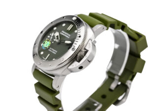Luminor Submersible 42 3 Days Automatic ‘Verde Militare’ watch with brushed stainless steel case and green rubber strap.