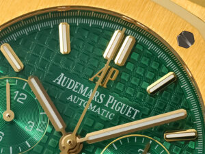 Royal Oak Chronograph in yellow gold, featuring a green dial with the Audemars Piguet logo and 41mm case size.
