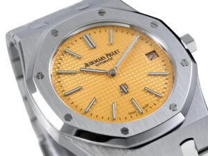 Royal Oak ‘Jumbo Extra-Thin’ 39mm stainless steel watch with a pink gold-toned dial and date display, a signature design.