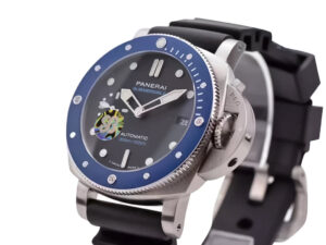 Luminor Submersible 42 3 Days Automatic ‘Azzurro’ watch with stainless steel case, blue ceramic bezel, black rubber strap.