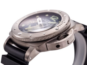 Luminor Submersible 1950 3 Days GMT Automatic Titanio 'Pole 2 Pole' watch with titanium case and black strap, side view.