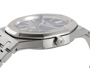 Side view of the Royal Oak ‘Jumbo Extra-Thin’ Stainless ‘50th Anniversary’ with Smoked Green, showcasing its sleek design.