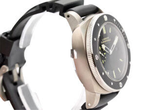 Side view of Luminor Submersible 1950 Amagnetic 3 Days Automatic Titanio, featuring a black dial and black strap.