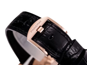 Close-up of the clasp and black leather strap of the Luminor Due 38 Automatic ‘Oro Rosso’ with red gold details.