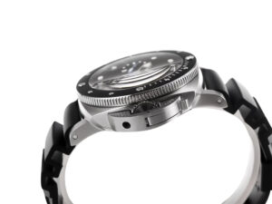 Side view of the Luminor Submersible 42 3 Days Automatic Acciaio with stainless steel case, black bezel, & rubber strap.