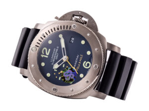 Luminor Submersible 1950 3 Days GMT Automatic Titanio ‘Pole 2 Pole’ watch with titanium case and black rubber strap.