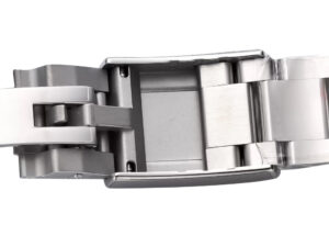 Close-up view of the stainless steel bracelet clasp of the Cosmograph Daytona 2023 with a polished and brushed finish.
