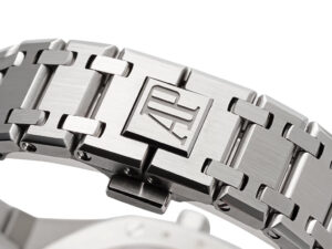 Close-up of the clasp featuring the AP logo on the Royal Oak ‘Jumbo Extra-Thin’ 50th Anniversary watch.