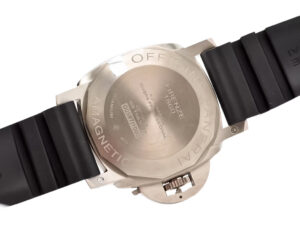 Back view of the Luminor Submersible 1950 Amagnetic 3 Days Automatic ‘Titanio’ with black rubber strap and engraved case.