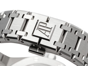Close-up of the stainless steel bracelet and clasp with AP logo on the Royal Oak ‘Jumbo Extra-Thin’ 50th Anniversary watch.
