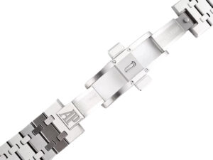 Close-up view of the stainless steel clasp and bracelet details of the Royal Oak ‘Perpetual Calendar’ (41mm) watch.