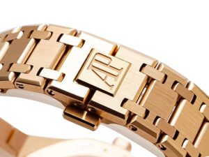 Close-up of the Royal Oak 'Jumbo Extra-Thin' Pink Gold ’50th Anniversary’ bracelet clasp, showcasing the AP logo.
