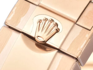 Close-up of the rose gold clasp featuring crown emblem on the Cosmograph Daytona Rose Gold with Diamond Pink Dial.