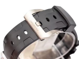 Close-up of the black rubber strap and stainless steel buckle of the Luminor Submersible 1950 Amagnetic 3 Days 'Titanio'.