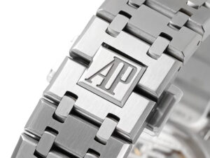Close-up of the stainless steel bracelet with the AP logo, featured on the Royal Oak 50th Anniversary Blue Dial (41mm).