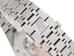 Close-up of the stainless steel bracelet with AP logo on the Royal Oak ‘Perpetual Calendar’ watch, showcasing its design.