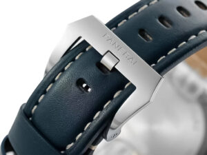 Close-up of the dark blue leather strap and polished stainless steel buckle of Luminor Marina Logo 3 Days Blu Mare Edition.
