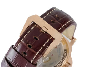 Close-up of the brown leather strap and red gold buckle of the Luminor Marina 44 8 Days Automatic watch.