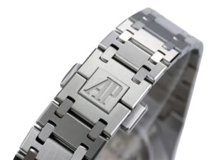 Close-up view of the Royal Oak ‘Jumbo Extra-Thin’ 39mm stainless steel bracelet with AP engraved on the clasp.