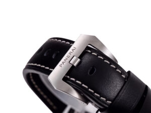 Close-up of the stainless steel buckle and black leather strap with white stitching of the Luminor 1950 Marina 3 Days watch.