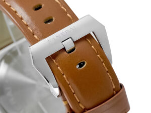 Close-up image of the stainless steel clasp and brown leather strap of the Luminor Marina Logo Black Dial watch (44mm).
