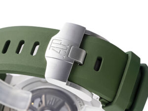 Close-up of the stainless steel clasp with AP engraving on the green rubber strap of the Royal Oak ‘Offshore Diver’ watch.