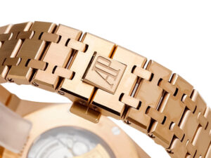 Close-up of the Royal Oak Pink Gold bracelet clasp featuring the AP logo, showcasing its elegant design and craftsmanship.