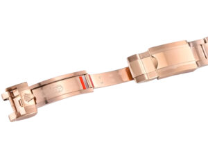 Close-up of rose gold bracelet clasp of the Cosmograph Daytona Rose Gold with Ivory Dial, showcasing its intricate detailing.