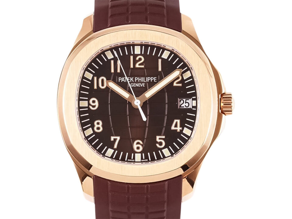 Aquanaut Rose Gold with Chocolate Dial (40mm) featuring rectangular pattern dial, luminous hands, date display at 3 o'clock.