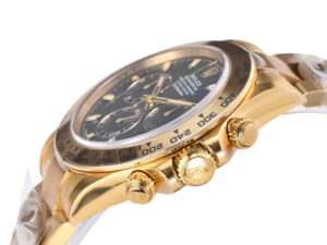 Cosmograph Daytona Yellow Gold with Green Dial, featuring a polished gold case, chronograph subdials, and luminous markers.