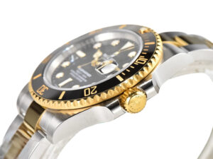 Close-up view of the Submariner Date ‘Two Tone’ watch in yellow gold and stainless steel with a black dial, rotating bezel.