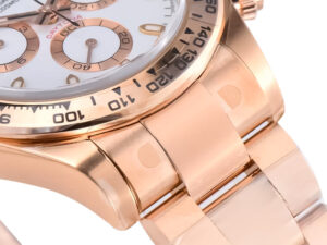 Close-up of the Cosmograph Daytona Rose Gold watch with an ivory dial, showcasing its design and detailed craftsmanship.
