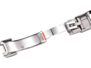 Close-up view of the stainless steel clasp of Cosmograph Daytona Oysterflex, showcasing polished finish and secure design.