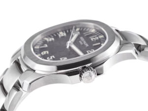 Aquanaut Date Stainless Steel, 40mm, with a rhodium dial and luminescent numerals on a polished metal bracelet.