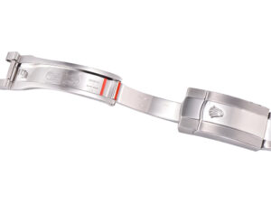 Close-up of the stainless steel clasp and Oyster bracelet for the Datejust 41 with a sleek polished finish.