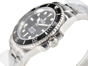 Submariner (No Date) Stainless Steel with Black Dial (40mm), featuring a unidirectional bezel and luminous hour markers.