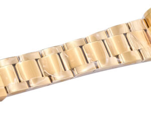 Yellow gold bracelet of the Cosmograph Daytona ‘Paul Newman’, showcasing polished center links and brushed outer links.