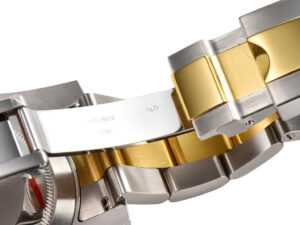 Close-up view of the clasp and bracelet of the Submariner Date 'Two Tone' in yellow gold and stainless steel.