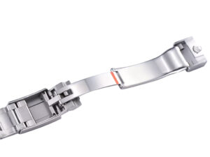 Close-up of the stainless steel bracelet and clasp mechanism of the Cosmograph Daytona with a secure folding design.