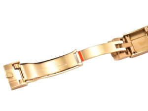 Yellow gold folding clasp of the Cosmograph Daytona Oysterflex watch featuring a secure and elegant design.