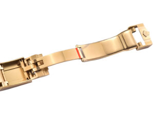 Yellow gold bracelet clasp of the Cosmograph Daytona featuring detailed craftsmanship and secure folding mechanism.